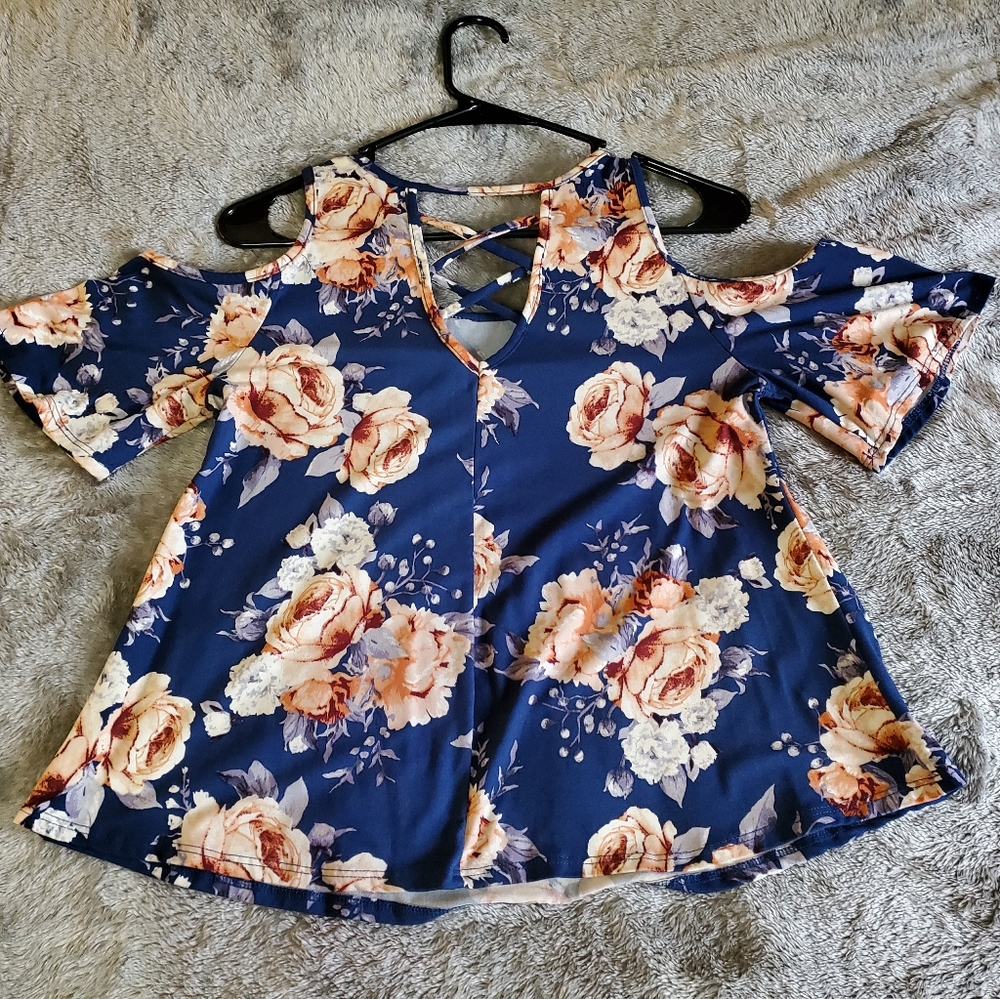 Threads Studio Top - Picture 2 of 2